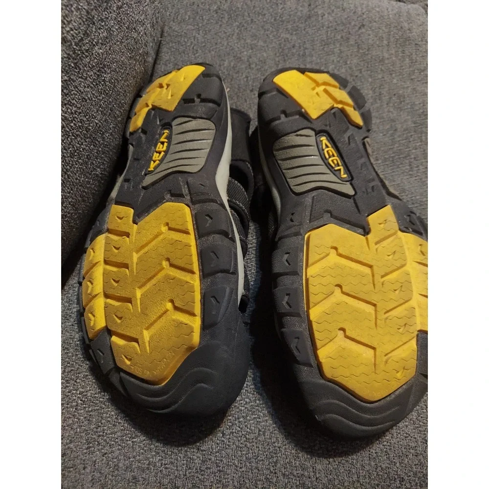 KEEN Newport H2 Mens 8.5 Black Sandals Closed Toe Summer Waterproof Sport Hike